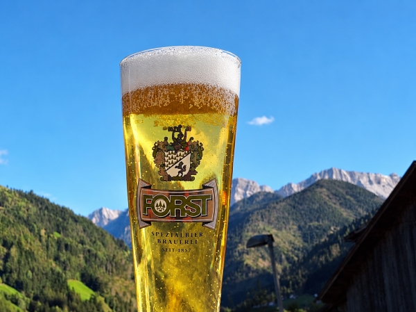 Forst-Bier vor alpiner Bergkulisse Forst-Bier vor alpiner Bergkulisse